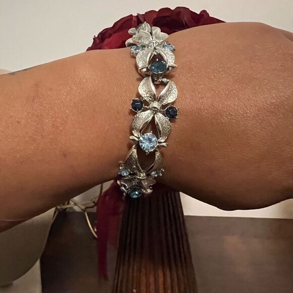 CORO PEGASUS VINTAGE BRACELET WITH BLUE RHINESTONES - Picture 1 of 5